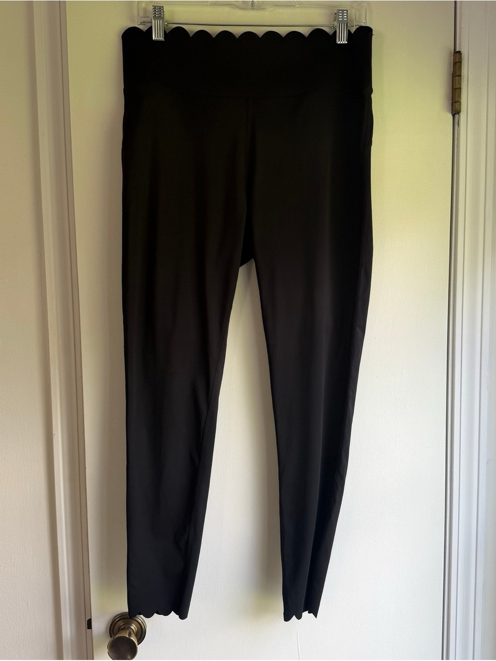 Black Scallop-Edge Women's Leggings